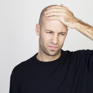 Ein Mann mit Haarausfall