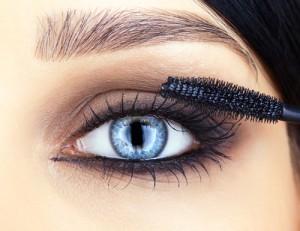 Frau mit Mascara