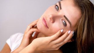 stirnfalten-glaetten-frauen-kosmetik-falten-hyaluron