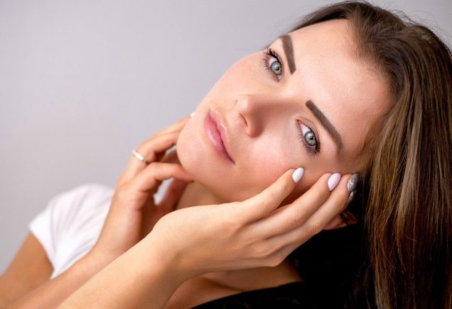 stirnfalten-glaetten-frauen-kosmetik-falten-hyaluron